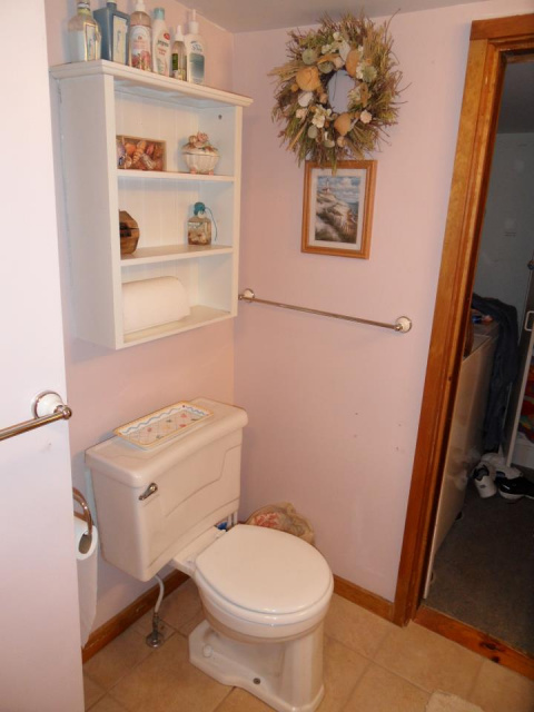 Clean and up to date Bathroom in the Blue Pearl 